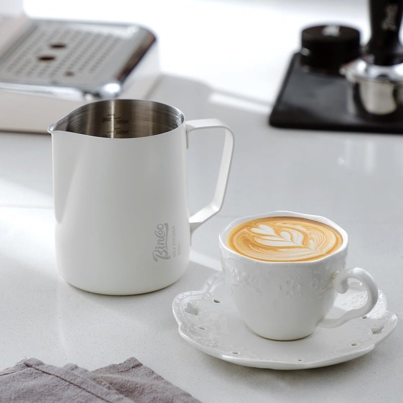 Bincoo إبريق رغوة الحليب - 350 مل كوب رغوة الحليب لفن اللاتيه، فولاذ مقاوم للصدأ SUS 304، إبريق حليب قهوة بمستوى بارستا مع علامات قياس وفوهة دقيقة - Image 2